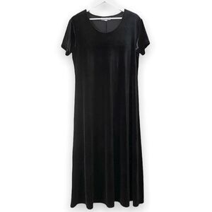 Vintage Velvety Soft Midi Short Sleeved Black Dress